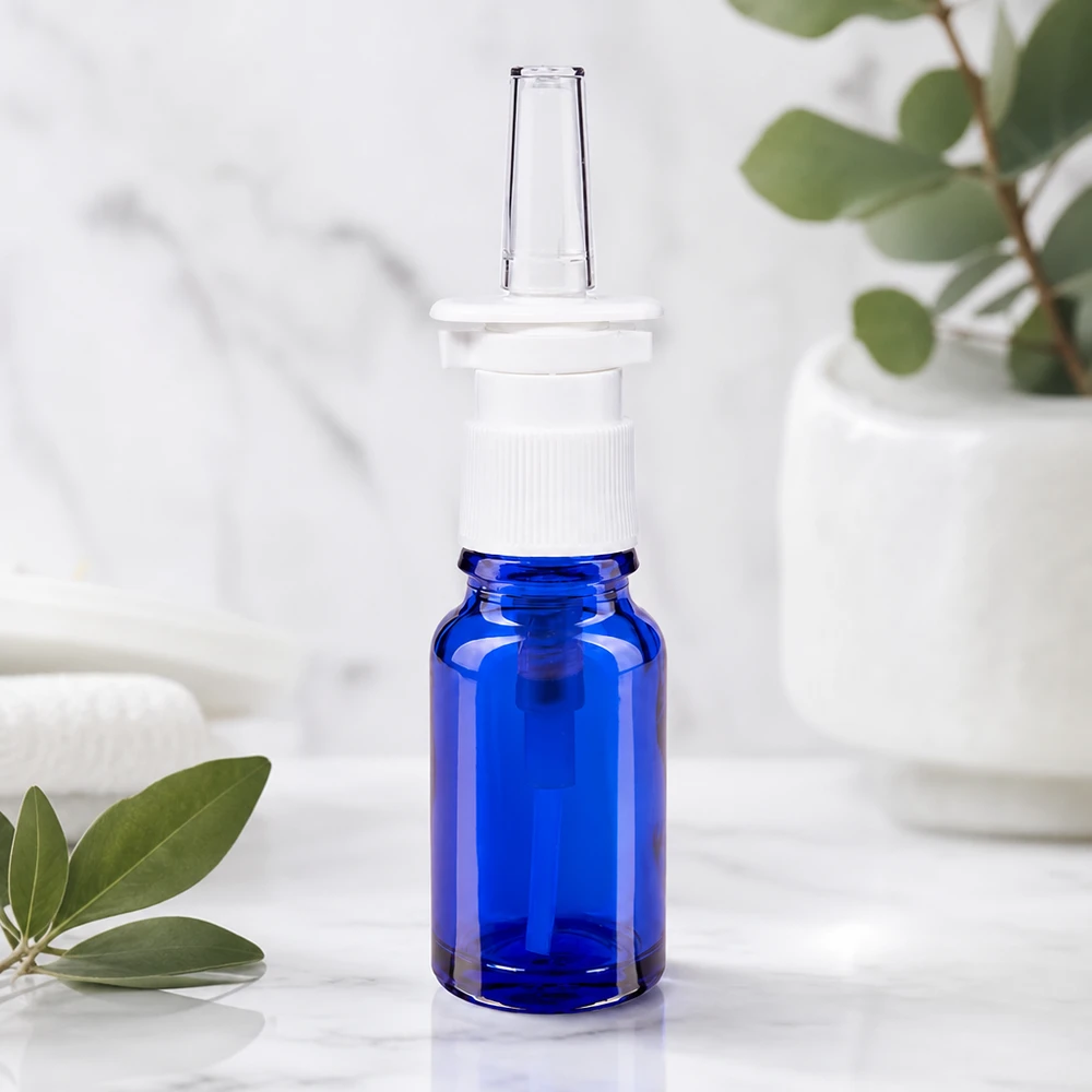 Koboltblå 10 ml glasflaske med ergonomisk næsespray-pumpe i hvidt