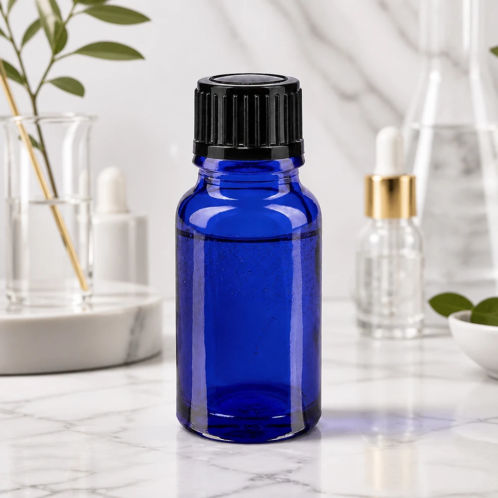 Blå 10 ml glasflaske med en åbning på præcis 1 mm og sort rillet låg til laboratoriebrug