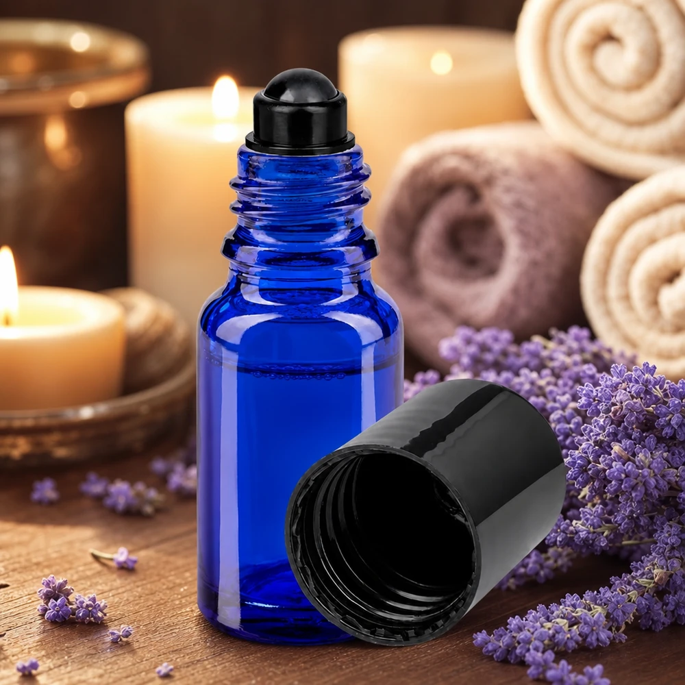 Blå 10 ml ApoGlas-roll-on-flaske med lavendel og stearinlys i en afslappet spa-atmosfære
