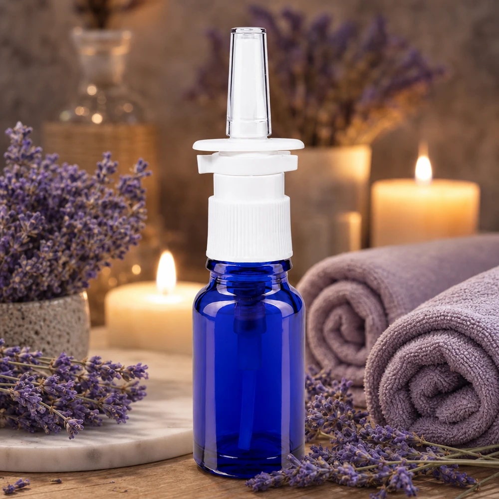 Apoteksflaske blå 10 ml næseforstøver hvid St Koboltblå 10 ml næsesprayflaske med hvid pumpemekanisme foran en lavendel-spa-atmosfære