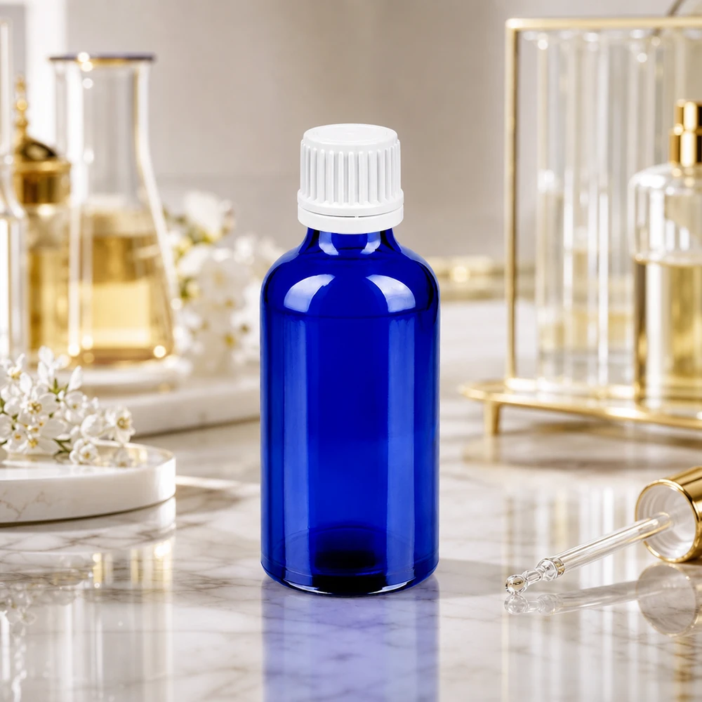 50 ml apotekerflaske af blåt glas med hvid dråbehætte til præcis dosering
