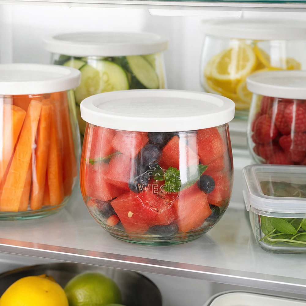 580 ml tulipankrukke med friskhedslåg WECK RR100 WECK tulipankrukke 580 ml RR100 i køleskabet med frugtsalat lavet af vandmelon og bær som en frisk måltidsforberedende løsning