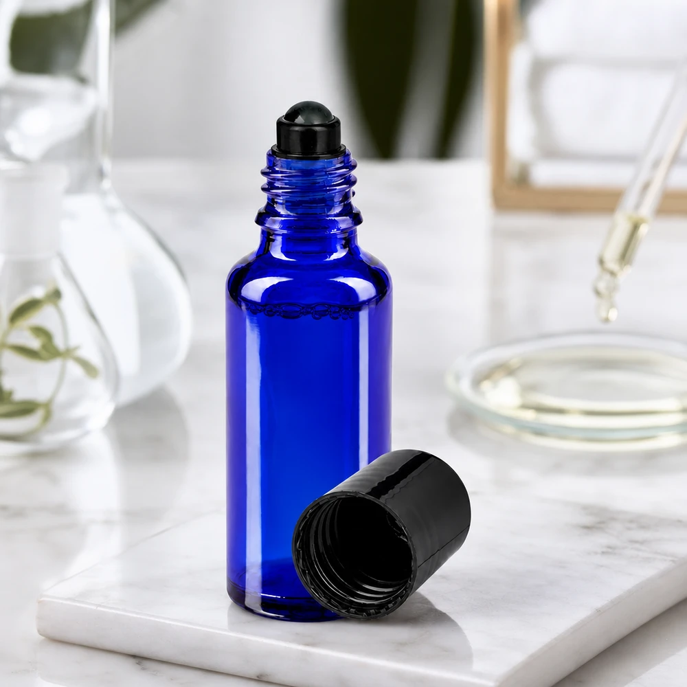 Apoteksflaske blå 30 ml roll-on-hætte sort Koboltblå glasflaske på 30 ml med sort roll-on-hoved og aftageligt skruelåg