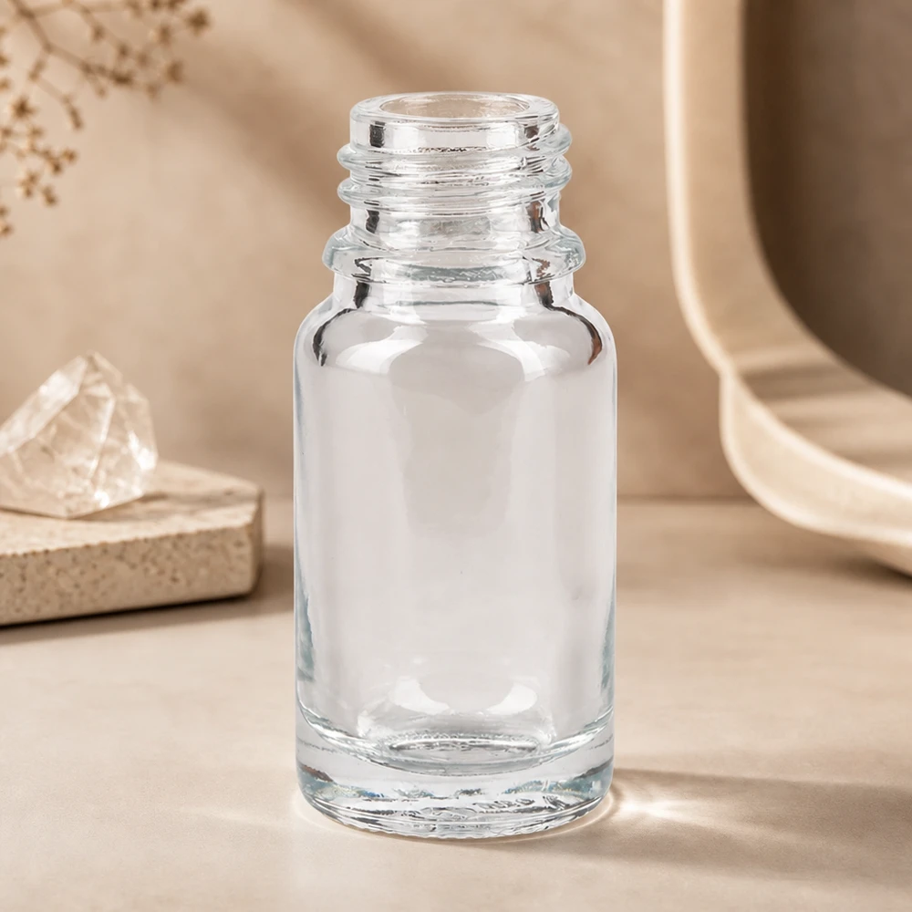 10 ml Apoteksflaske ClearLine DIN18 UNiTWIST Tom 10 ml ClearLine-apotekflaske af klart glas med DIN 18-gevind på beige baggrund