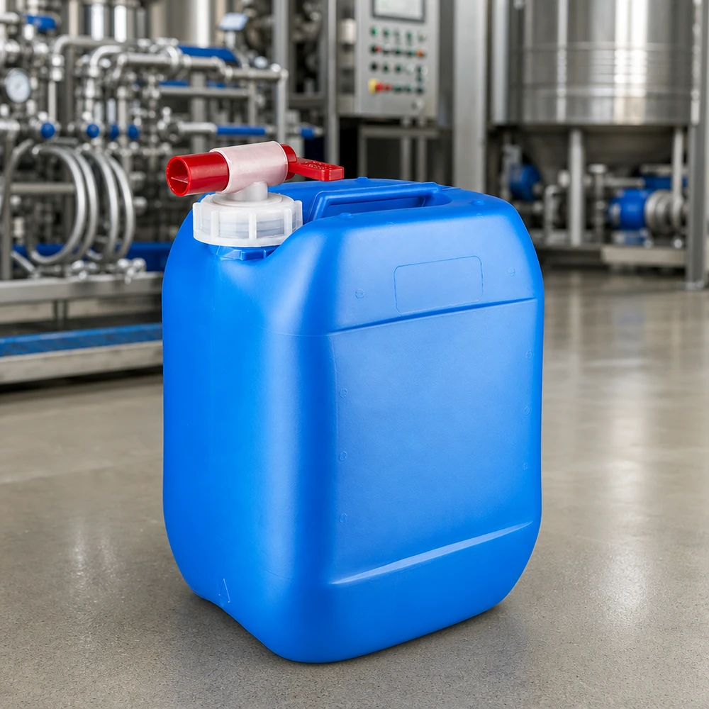 Robust 10-liters HDPE-dunk i blå med praktisk tappehane til industri og erhverv