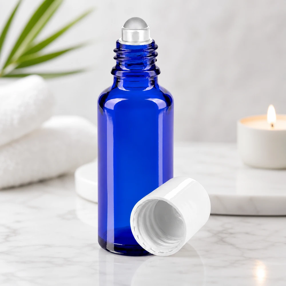 Apoteksflaske blå 30 ml roll-on-hætte hvid Blå 30 ml roll-on-flaske af UV-beskyttende glas med hvid standardprop til æteriske olier