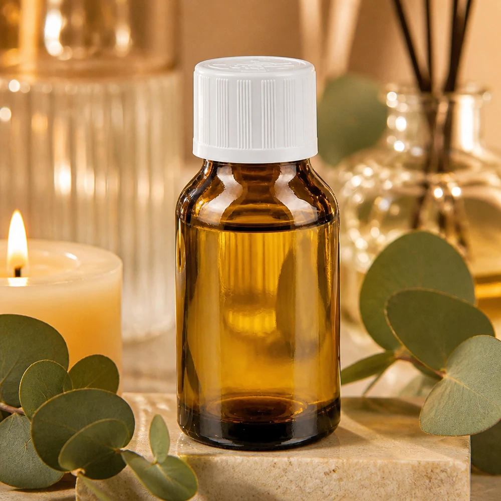 Ravfarvet 30 ml apotekerflaske med hvid KiSi-prop og æterisk olie på natursten