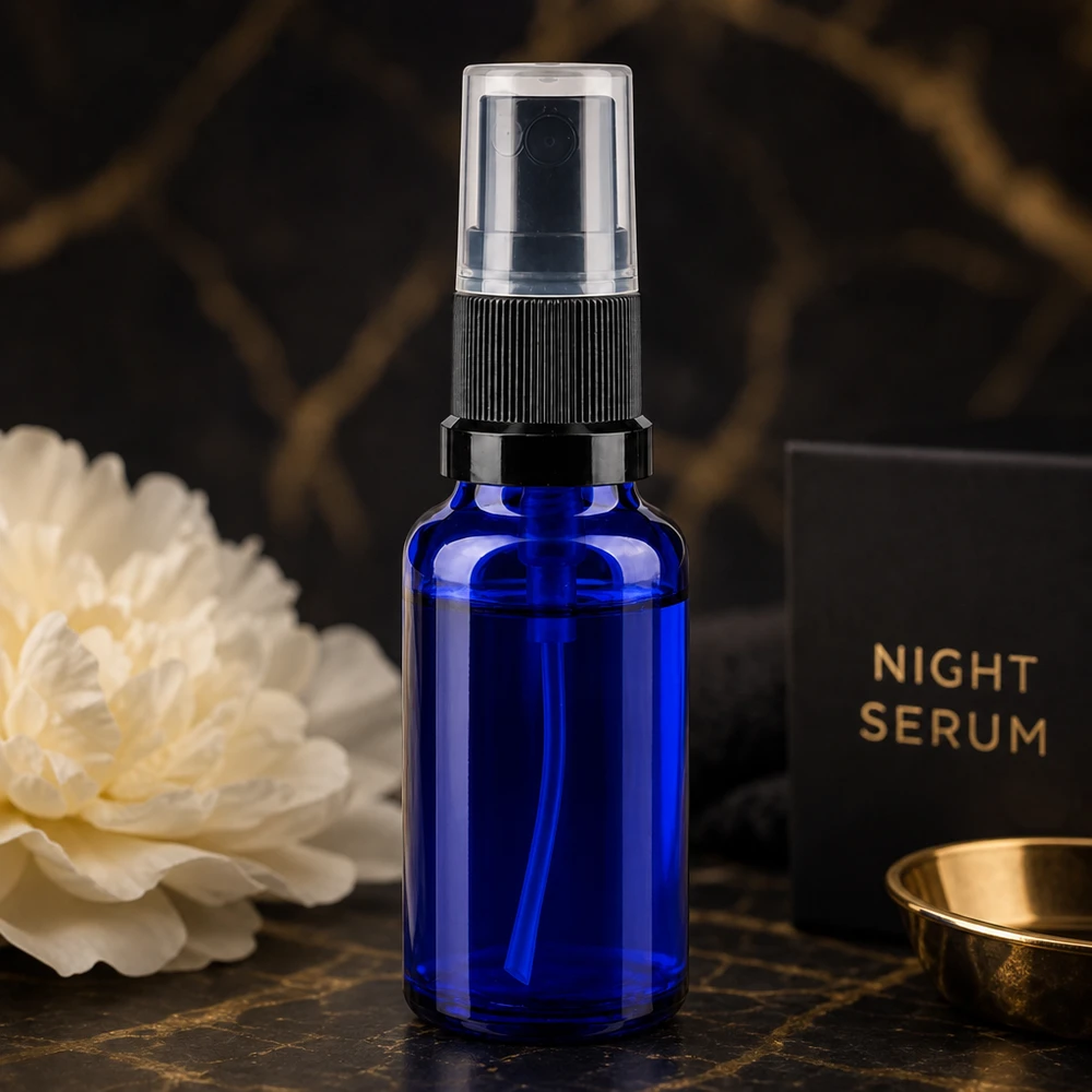 Apotekerflaske blå 20 ml spraytilbehør sort Blå 20 ml sprøjteflaske af apotekerglas med sort forstøver til opbevaring af natteserum