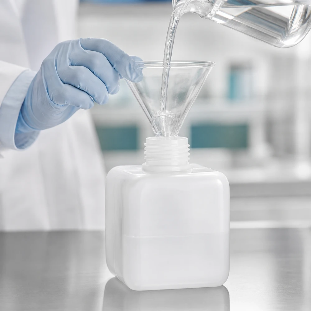 Kemikalieflaske 250 ml PE-HD, bredhalset laboratorietragt, glaskaraffel, påfyldning af væsker, hvid laboratoriekittel
