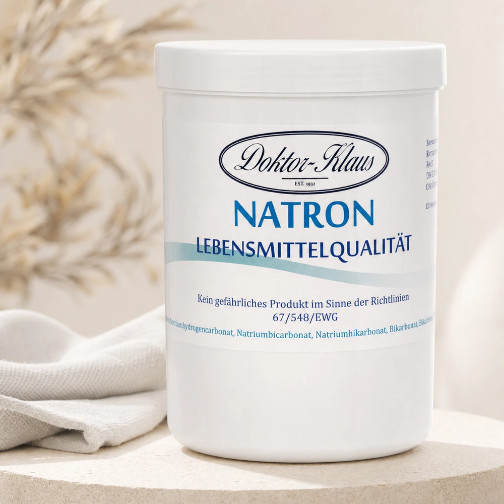 1 kg bagepulver Doktor Klaus Doktor Klaus Natron 1kg mit luftdichtem Verschluss neben naturfarbenem Geschirrtuch
