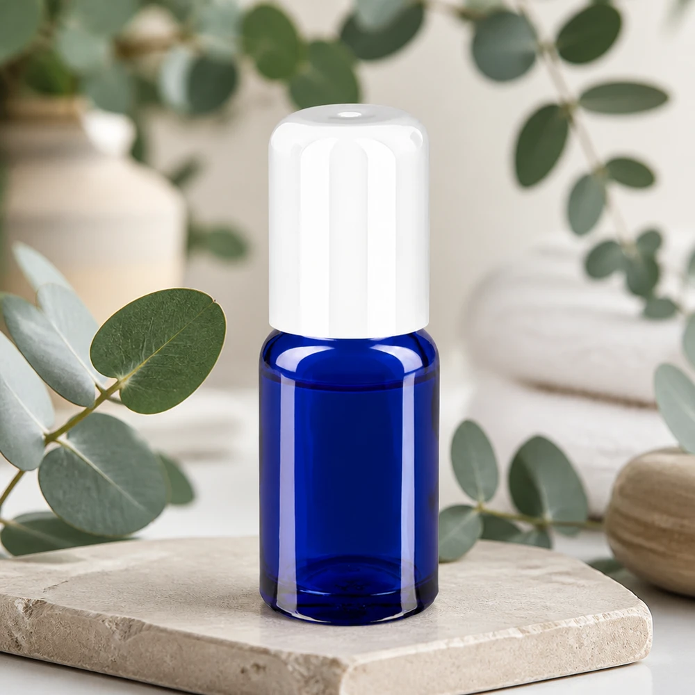 Kompakt 10 ml roll-on-flaske i elegant blå, ideel til aromaterapi og naturkosmetik