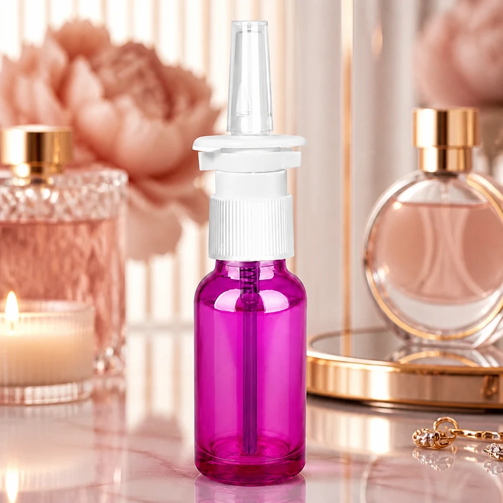 20 ml næsesprayflaske hvid/transparent standard PurpleLine. UT18/20 20 ml næsesprayflaske med hvidt pumpesprayhoved i lilla til hygiejnisk næsepleje