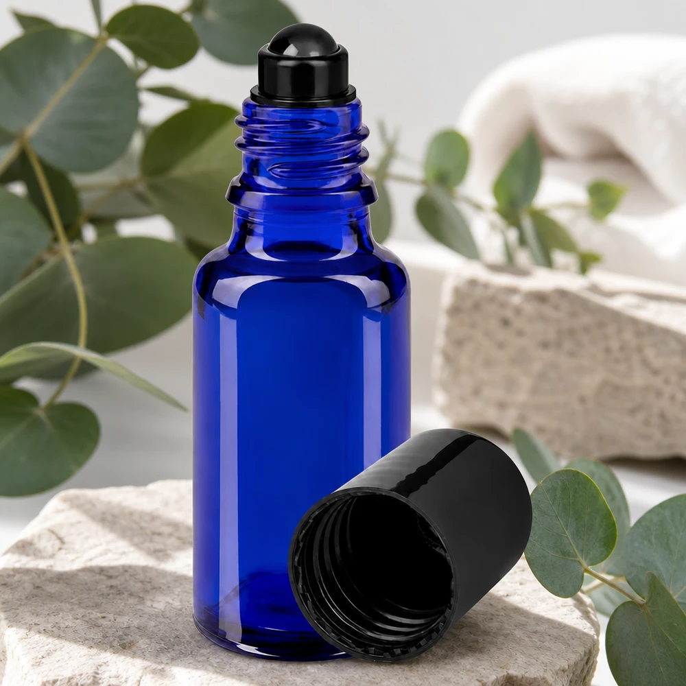 Blå 20 ml apotekerglas-roll-on-flaske med sort kugleapplikator og åbent låg