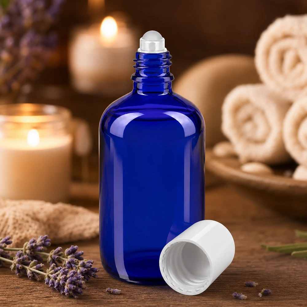 Apoteksflaske blå 100 ml roll-on-hætte hvid Blå 100 ml apotekerflaske med rulleapplikator og hvidt låg foran en afslappende spa-baggrund
