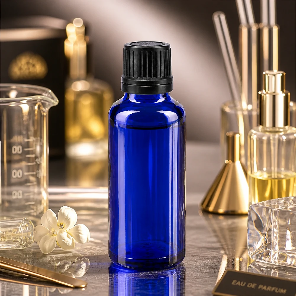 Apoteksflaske blå 30ml dryp v. Pr. 1mm sort OV Apotekerflaske på 30 ml i blåt glas med sort skruelåg og præcis doseringsåbning på 1 mm