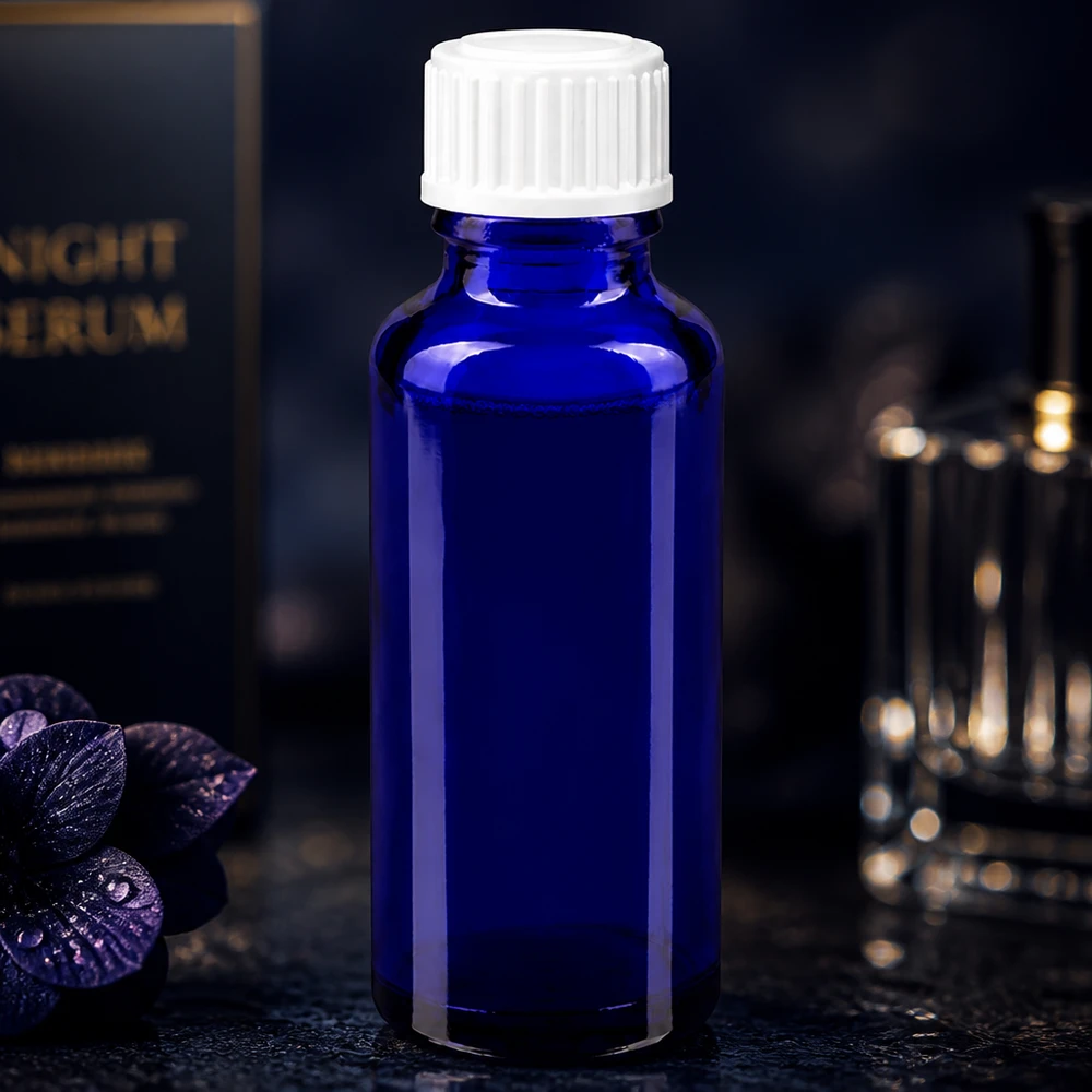Apoteksflaske blå 30ml skruelåg hvide kugler St Slank 30 ml koboltglasflaske med hvid sikkerhedslåg i en elegant emballage til nat-serum