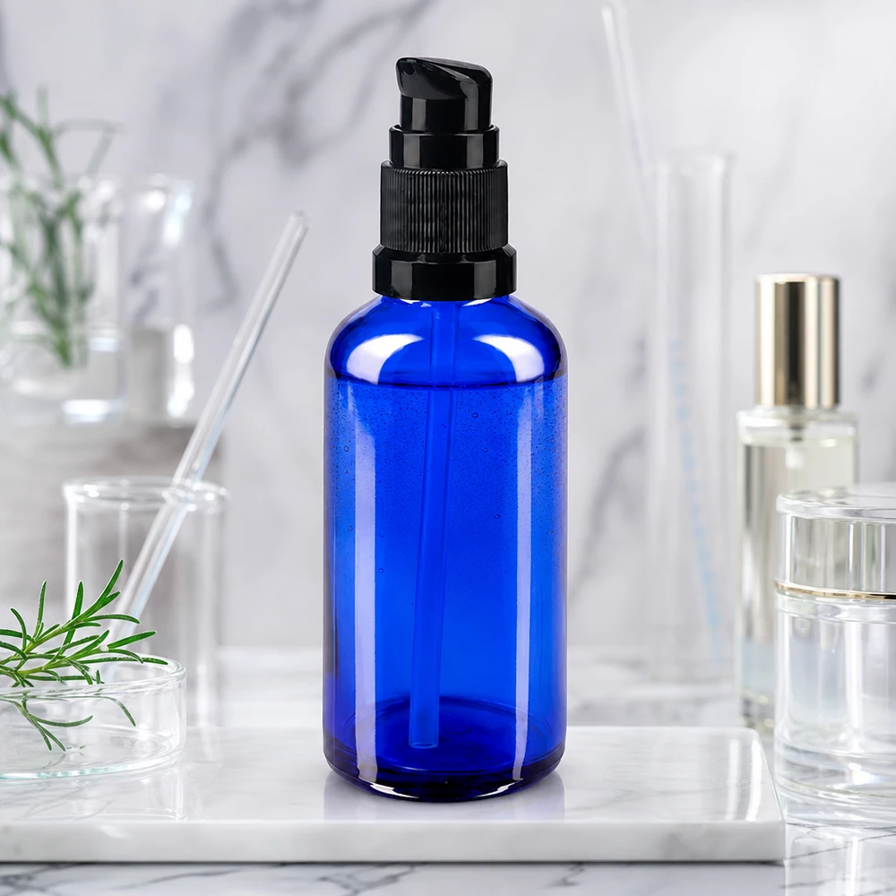 Apoteksflaske blå 50ml pumpehætte sort St Cylindrisk 50 ml apotekerflaske i blåt med sort doseringspumpe