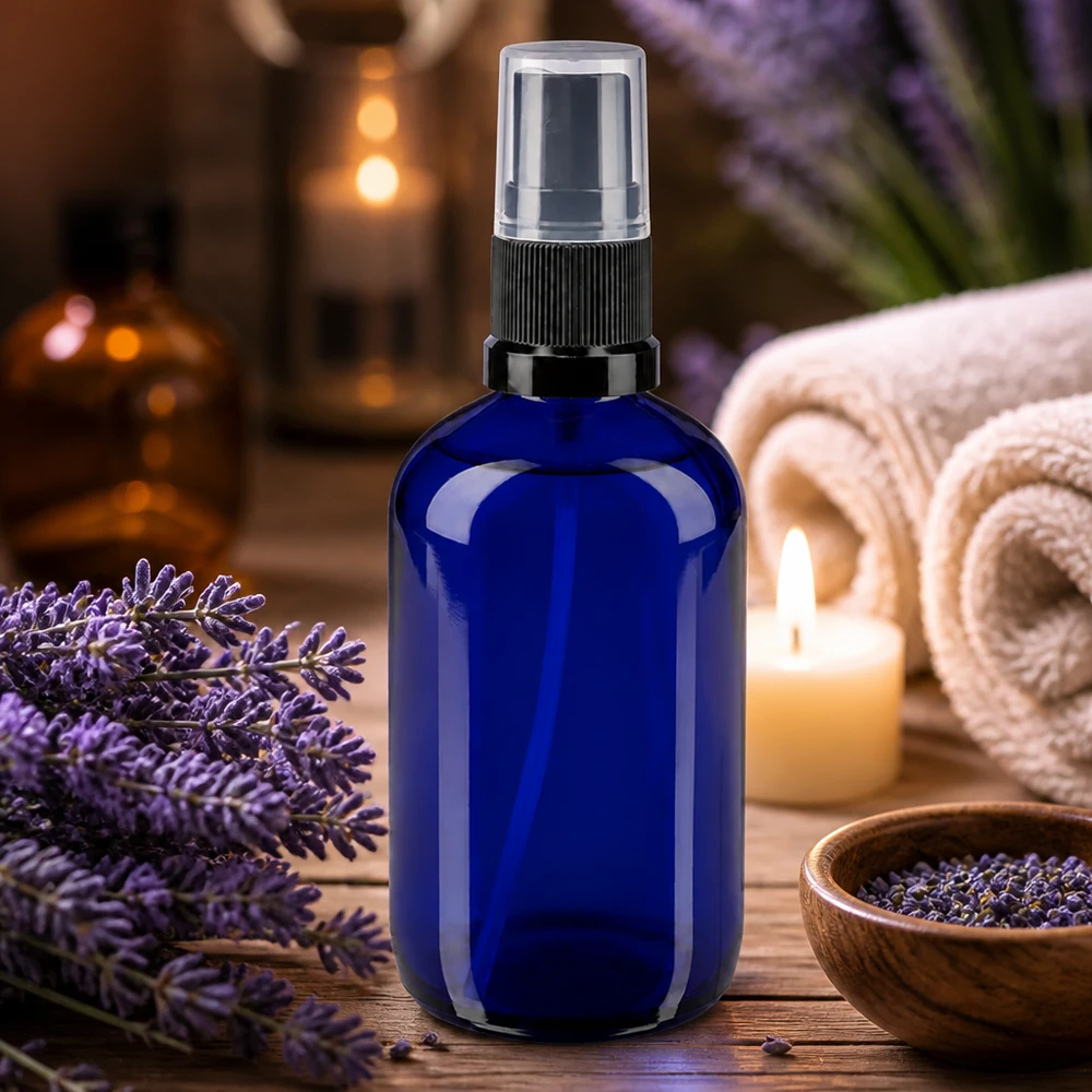 Blå 100 ml apotekersprayflaske med lavendel og stearinlys i spa-stemning