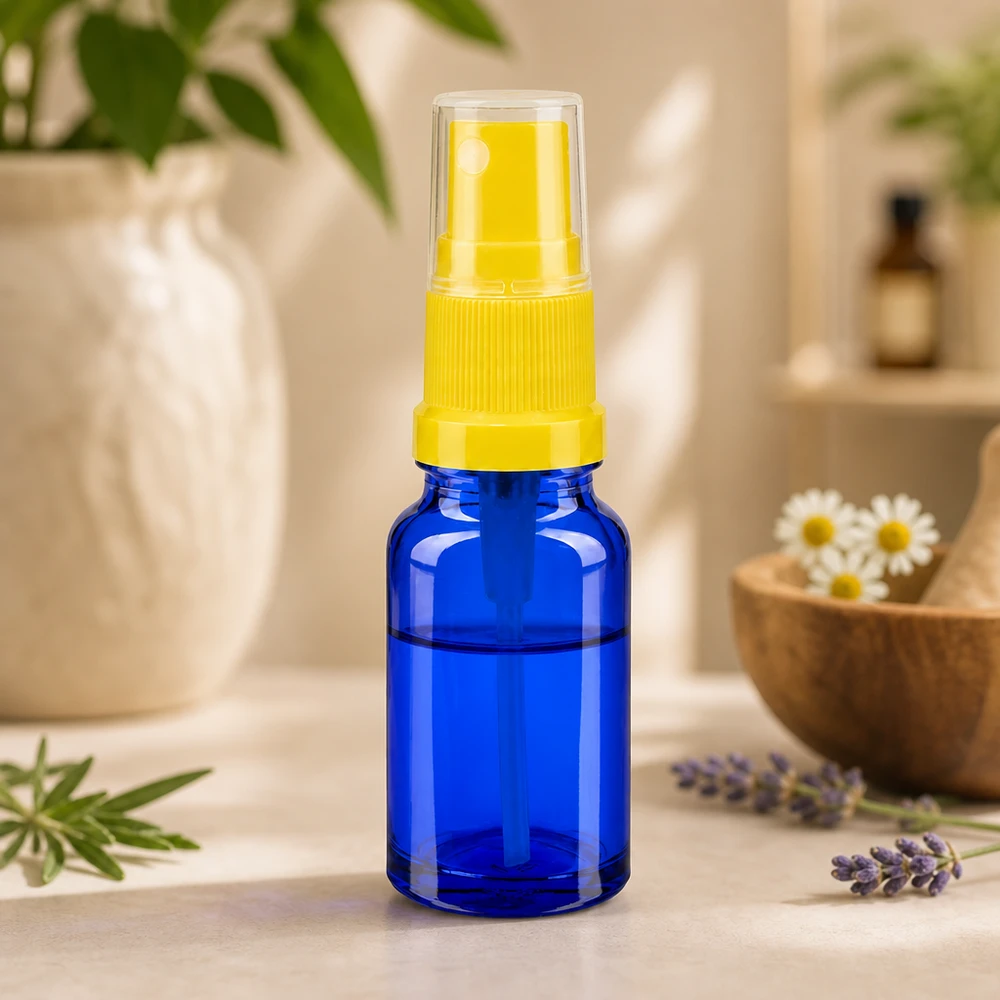 Kompakt glassprayflaske 10 ml i blå med gul spraypumpe til naturlige plejeprodukter BlueLine
