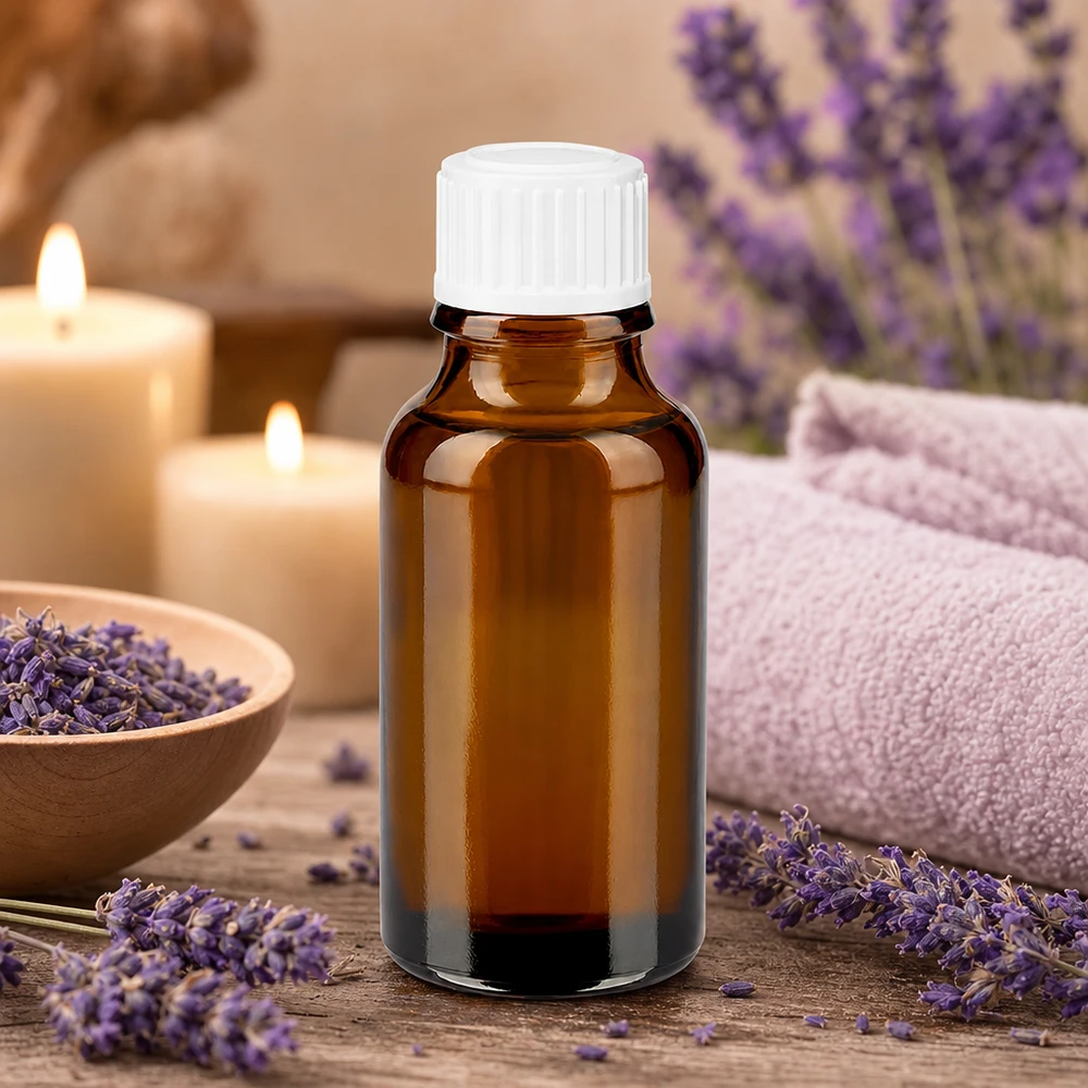 Brun dråbeflaske på 20 ml i apotekerglas med hvid prop, omgivet af lavendelblomster og stearinlys