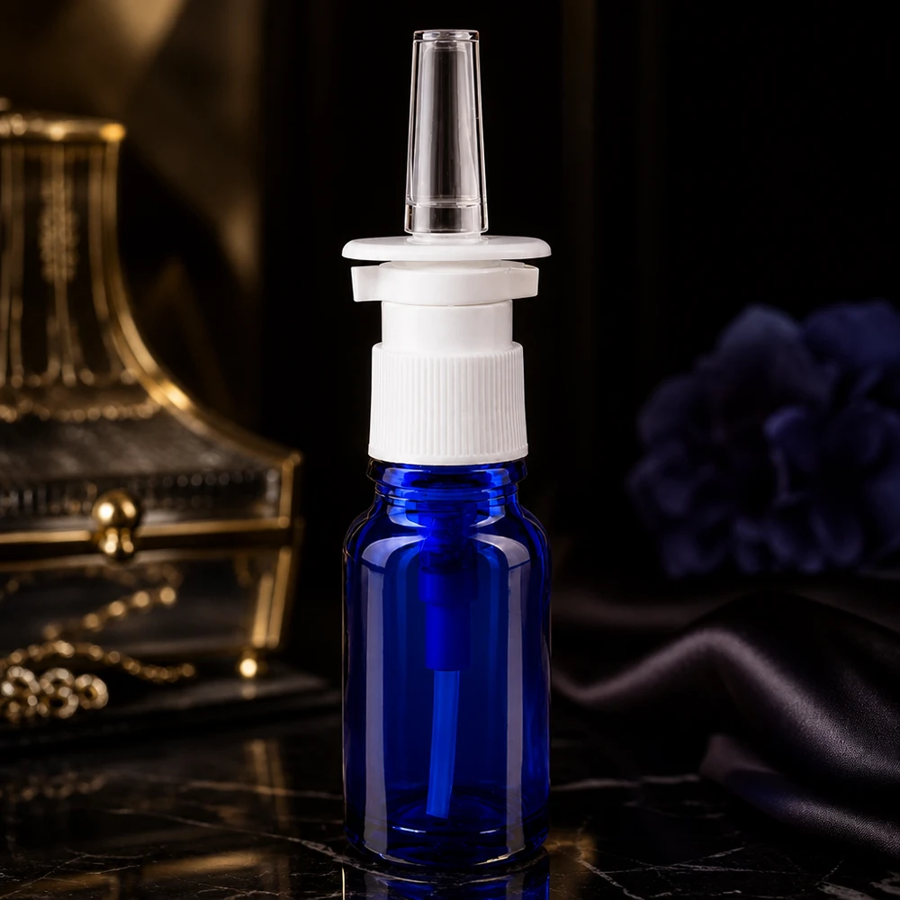 Apoteksflaske blå 10 ml næseforstøver hvid St 10 ml næsesprayflaske af koboltblåt apotekerglas med hvid skruelåg og gennemsigtig dyse