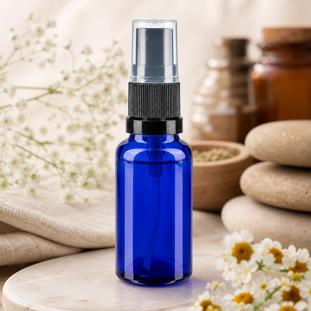 Blå 20 ml sprøjteflaske af borosilikatglas med sort forstøver, dekoreret med marmor og blomster
