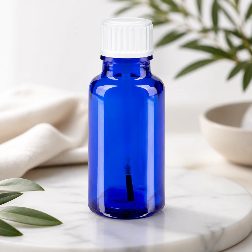 Apoteksflaske blå 20 ml skruelåg hvid børste Blå 20 ml flaske med penselåbning af apotekerglas med hvid børnesikret lukning