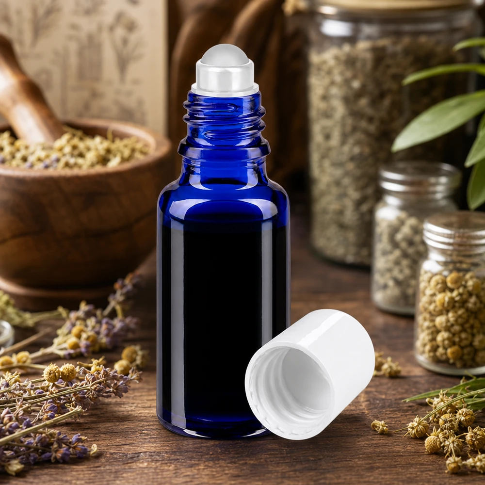 Apoteksflaske blå 20 ml roll-on-hætte hvid 20 ml blå apotekerglas-roll-on-flaske med hvid skruelåg, omgivet af lavendel og urter
