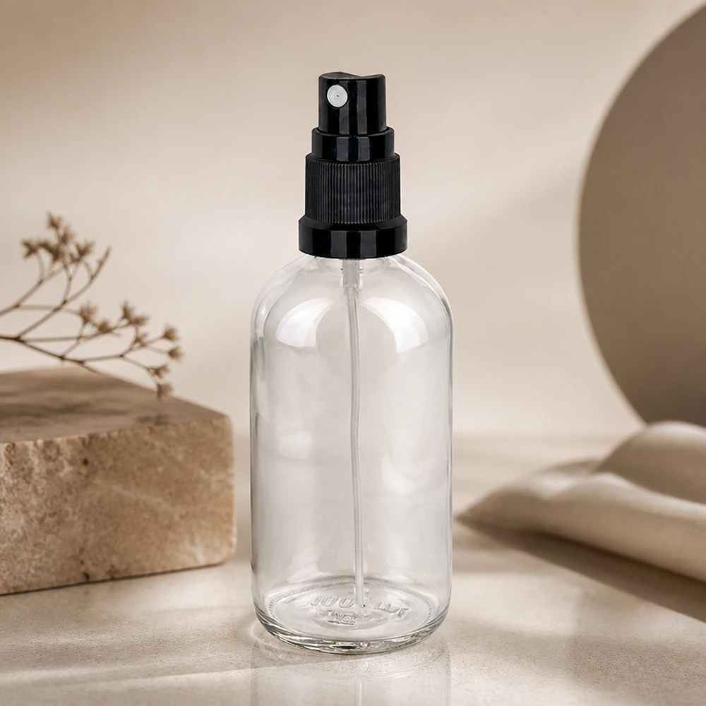 100 ml sprayflaske sort/tr. STD ClearLine UT18/100 Minimalistisk designet 100 ml sprayflaske i klart glas med sort forstøver på marmor