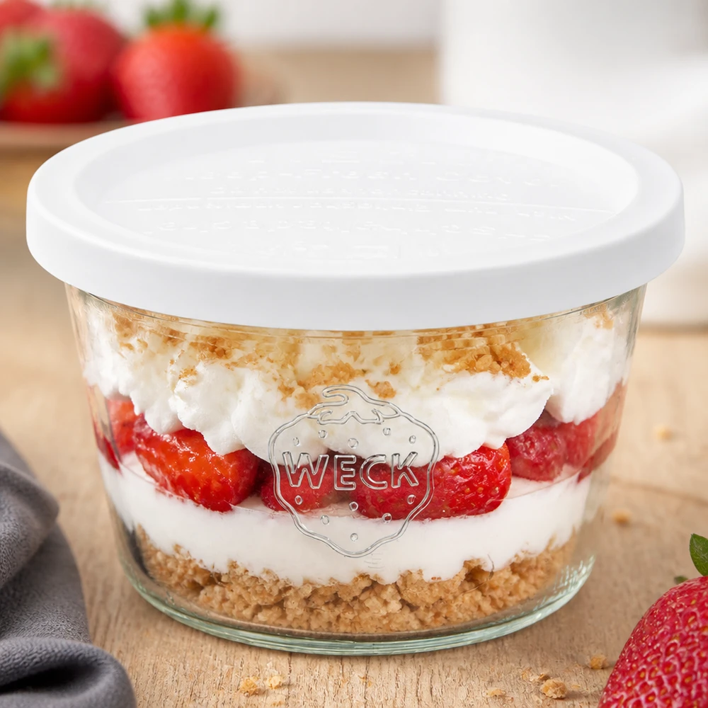 370 ml krukke med friskhedslåg WECK RR100 WECK 370 ml RR100 murerbalje med jordbær- og flødedessert og grahamskiksunderlag som lagdelt dessert med hvidt låg
