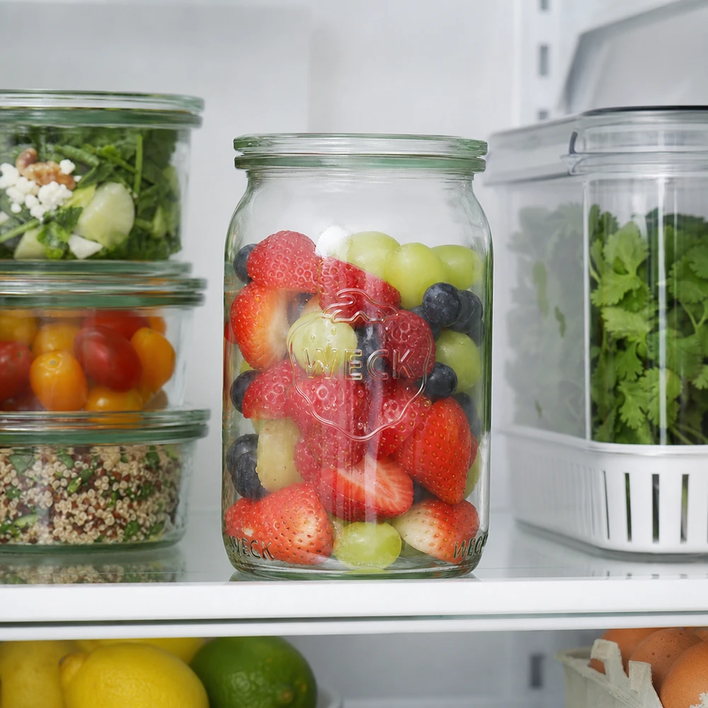 145 ml cylinderglas med glaslåg WECK RR40 WECK 145 ml cylinderglas RR40 med friske bær i køleskabet ved siden af salat og krydderurter til praktisk opbevaring