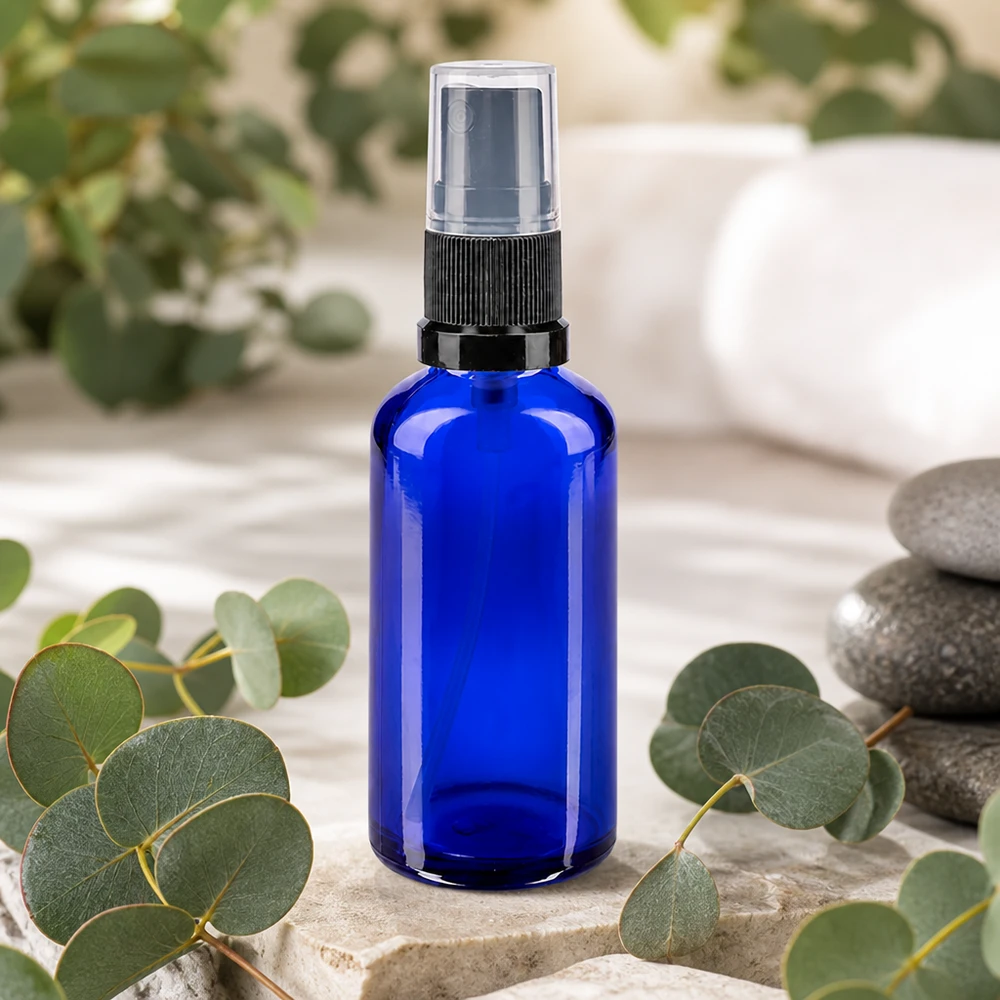Apotekerflaske blå 50 ml spraytilbehør sort Koboltblå apotekersprayflaske på 50 ml med sort forstøver på natursten