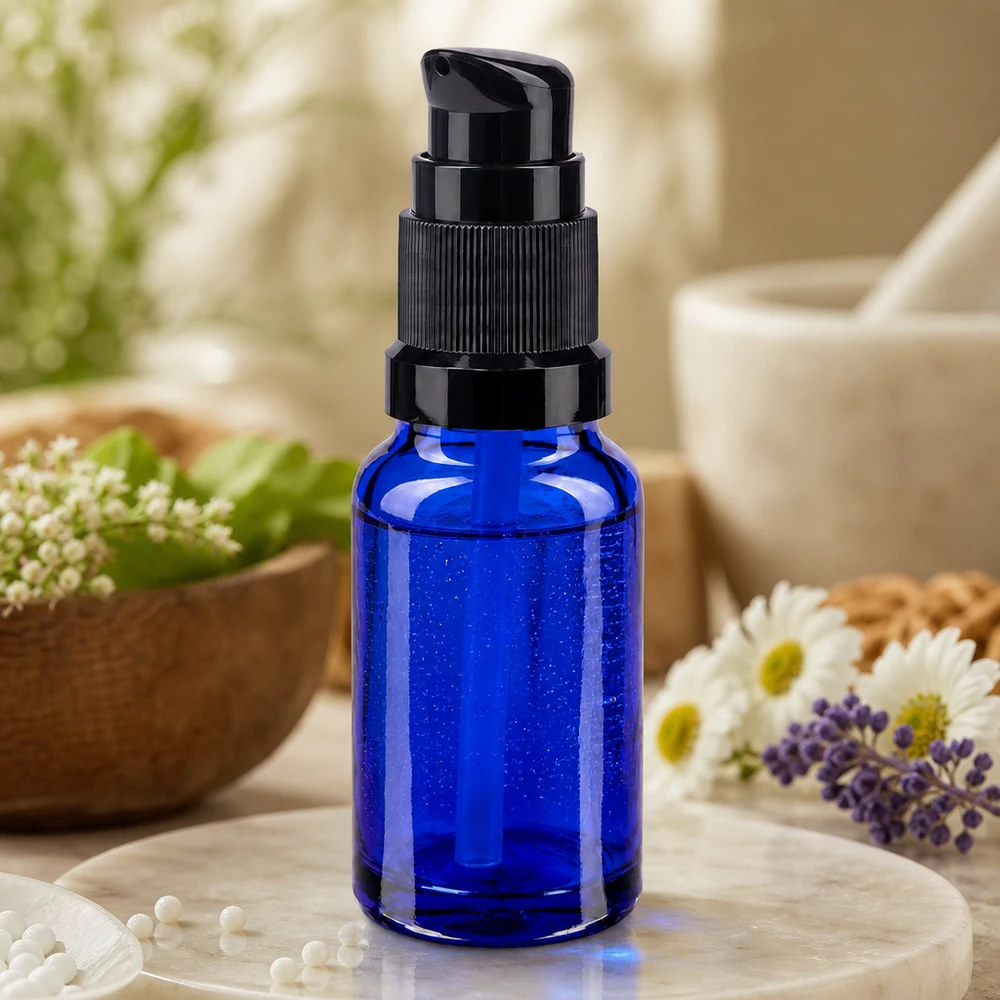 Apoteksflaske blå 10ml pumpehætte sort St 10 ml pumpeflaske af blåt apotekerglas med sort doseringspumpe til serum