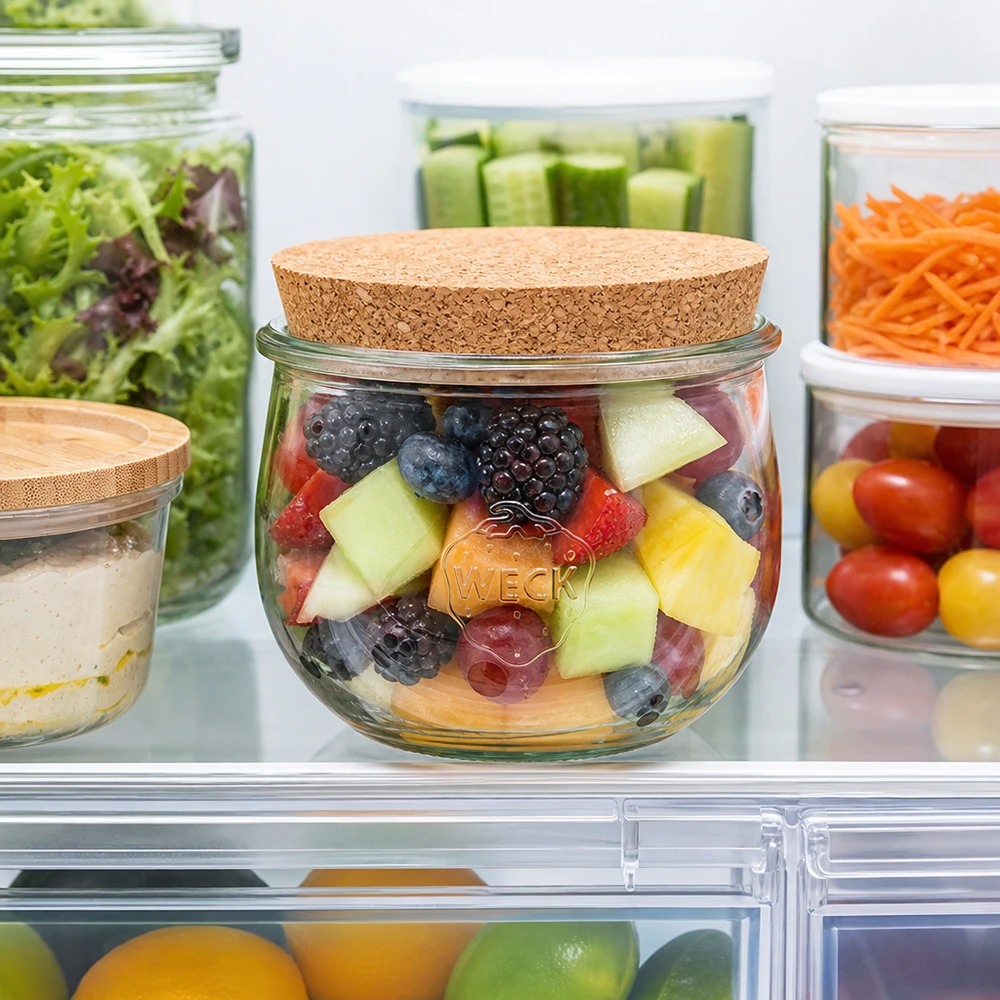 580 ml tulipankrukke WECK RR100 med kork natur WECK tulipankrukke 580 ml med korklåg i køleskabet fyldt med frugtsalat sammen med andre opbevaringskrukker med grøntsager