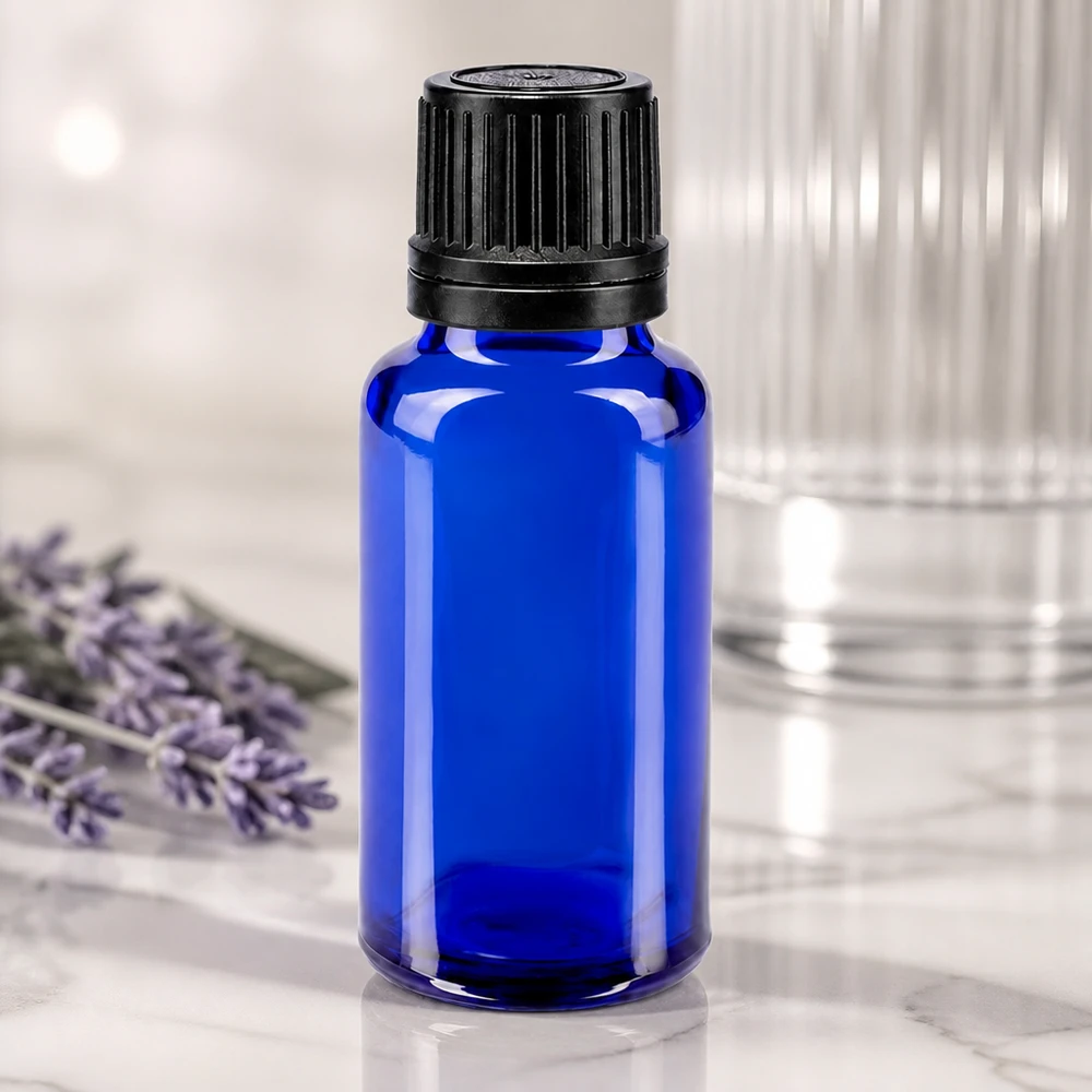 Apoteksflaske blå 20 ml skruelåg sort hældeprop r. OV Lille 20 ml glasflaske i koboltblå med børnesikret sort låg til æteriske olier
