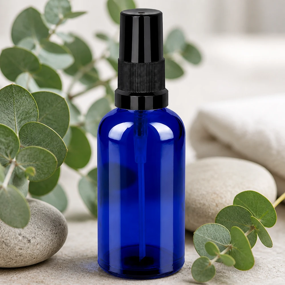 50 ml sprayflaske i blåt glas af høj kvalitet med robust sort sprayhoved til aromaterapi