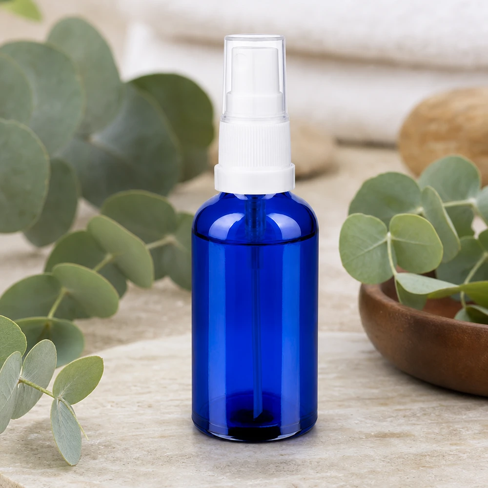 50 ml sprayflaske hvid/tr. STD BlueLine UT18/50 Kompakt 50 ml sprayflaske i elegant koboltblå til mobil påføring af hudplejeprodukter