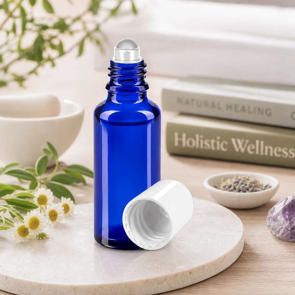 Apoteksflaske blå 30 ml roll-on-hætte hvid Cylindrisk 30 ml roll-on-flaske i koboltblå med hvid hætte ved siden af lægeurter og ametyst