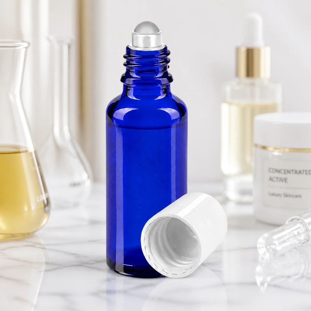 Apoteksflaske blå 30 ml roll-on-hætte hvid Blå rulleflaske på 30 ml af apotekerglas med gennemsigtig glaskugle og hvid beskyttelseskappe
