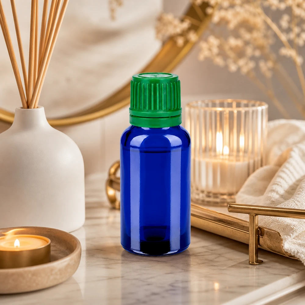Kompakt 20 ml flaske med grønt låg, ideel til gør-det-selv-kosmetik og hudplejeprodukter