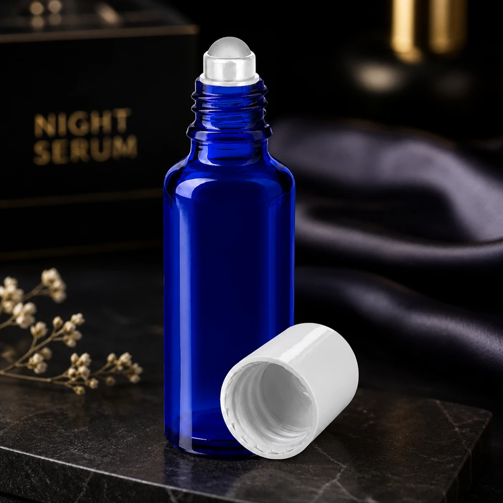 Koboltblå 30 ml glasflaske med roll-on-applikator og hvid prop til natteserum