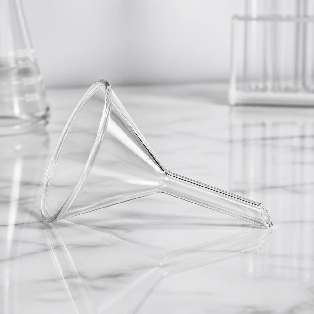 Tragt Ø 50 mm sodakalk, vinkel 60°, kort model Kort glastragt med en diameter på 50 mm fremstillet af robust sodakalkglas til laboratoriearbejde