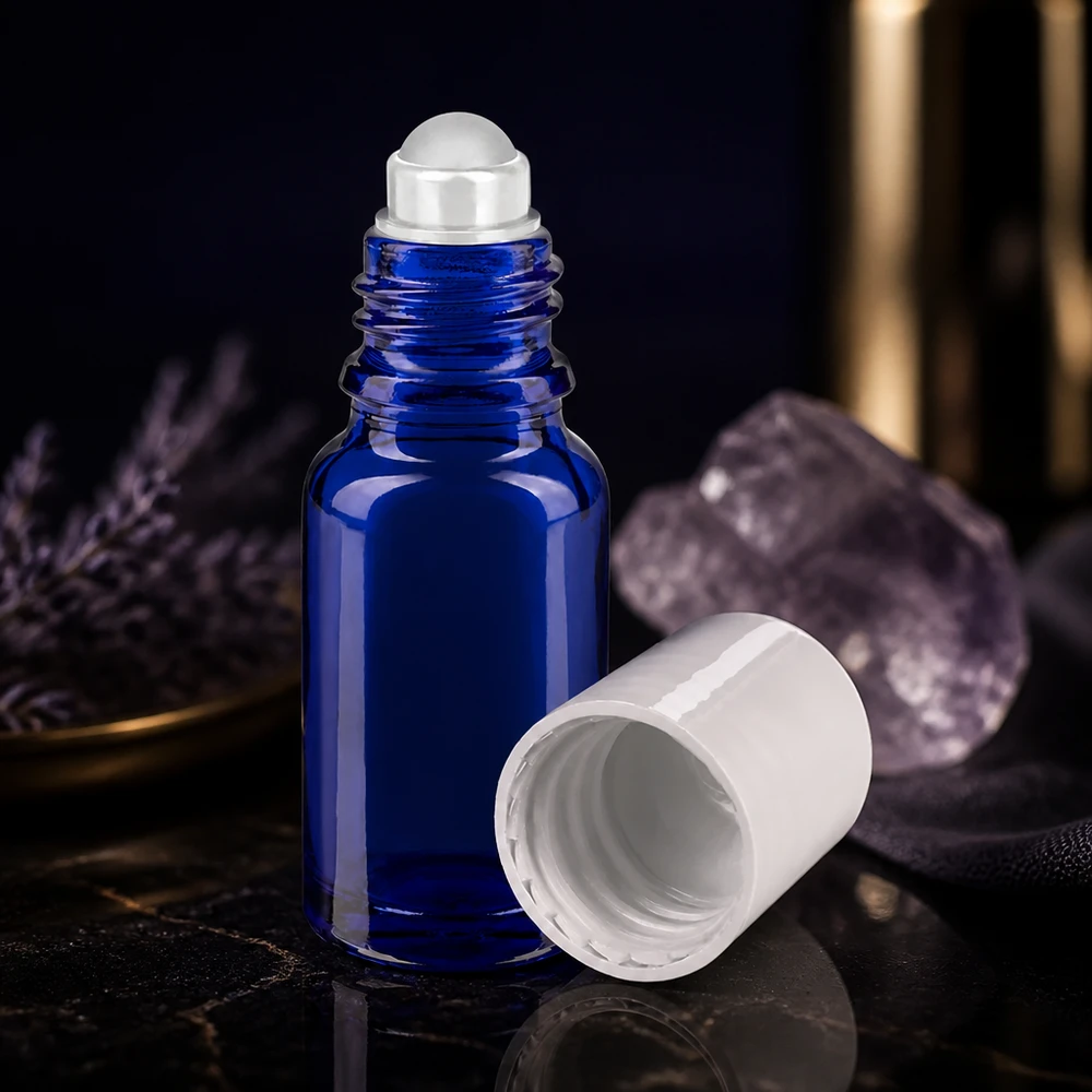 Apoteksflaske blå 10 ml roll-on-hætte hvid Koboltblå 10 ml glasflaske med hvid skruelåg og gennemsigtig rullekugle på sort baggrund