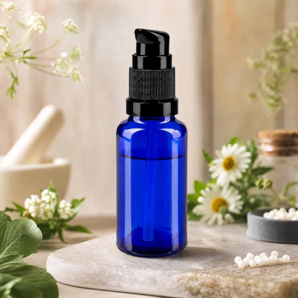 20 ml pumpeflaske af koboltblåt sikkerhedsglas med sort pumpehoved på natursten