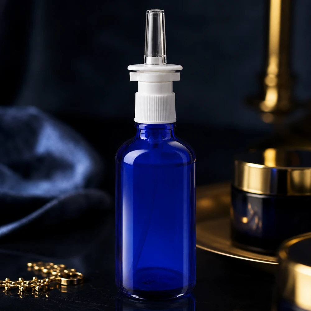 Apoteksflaske blå 50 ml næseforstøver hvid St Næsesprayflaske på 50 ml af blåt apoteksglas med hvid prop og gennemsigtig næsedyse