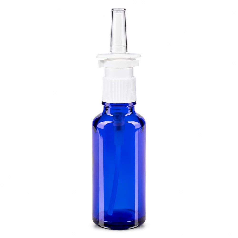 Apoteksflaske blå 30 ml næseforstøver hvid St 30 ml næsesprayflaske af blåt apotekerglas med hvid sprøjtehoved og gennemsigtig næsespids