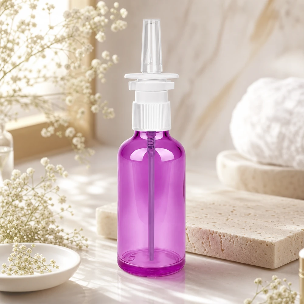 50 ml næsesprayflaske hvid/transparent standard PurpleLine. UT18/50 50 ml næsesprayflaske med hvidt sprayhoved i lilla til sterile medicinske anvendelser