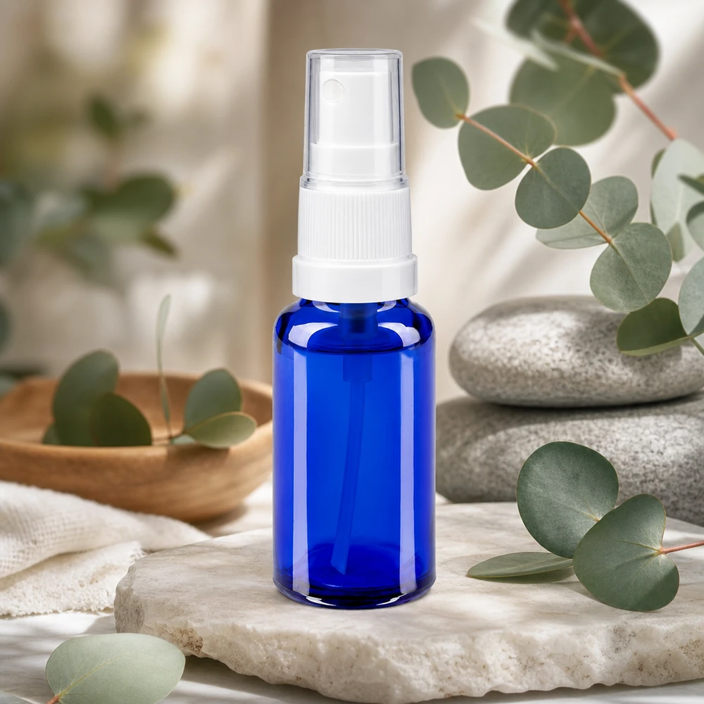 Blå 20 ml sprayflaske af apotekerglas med hvidt pumpehoved med duft af natursten og eukalyptus