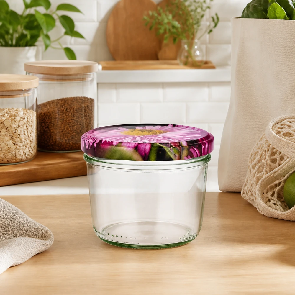 230 ml Briller + BasicSeal låg blomsterdekoration UN Sturzglas 230ml leer mit rosa Blütendeckel in natürlicher Küchenumgebung, umgeben von Vorratsgläsern und Pflanzen