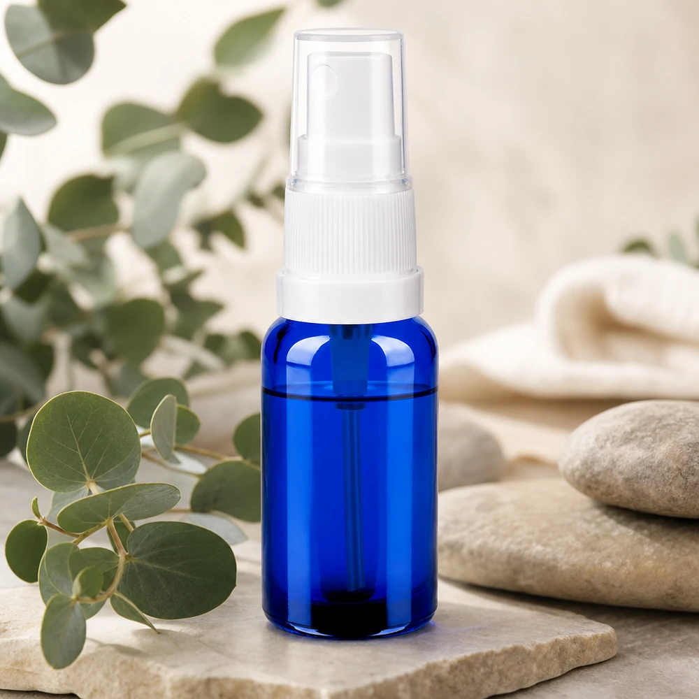 20 ml sprayflaske i elegant koboltblå med hvidt sprayhoved til præcis dosering